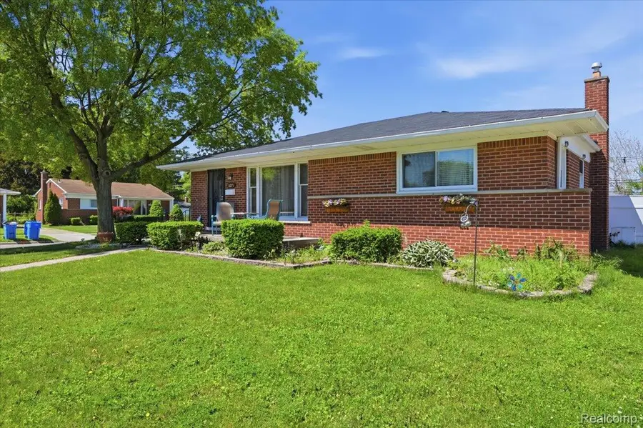8271 Arnold Street, Dearborn Heights, MI 48127 - #3