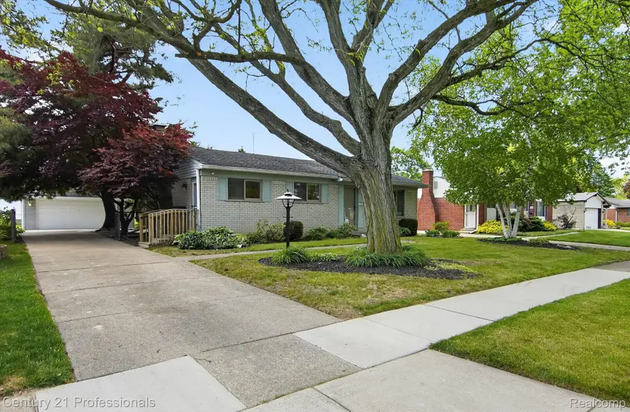 14425 Stonehouse Avenue, Livonia, MI 48154 - #3