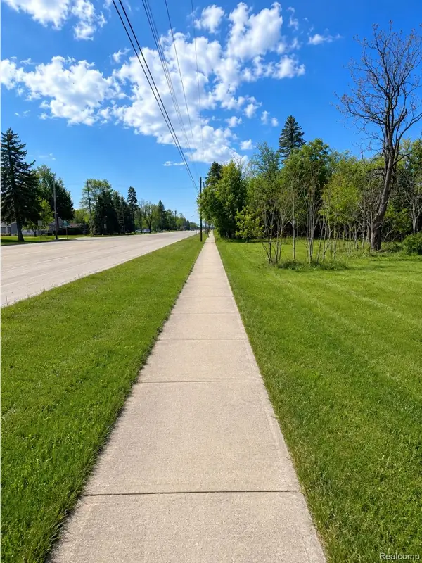 1423 N Belsay Road, Burton, MI 48509