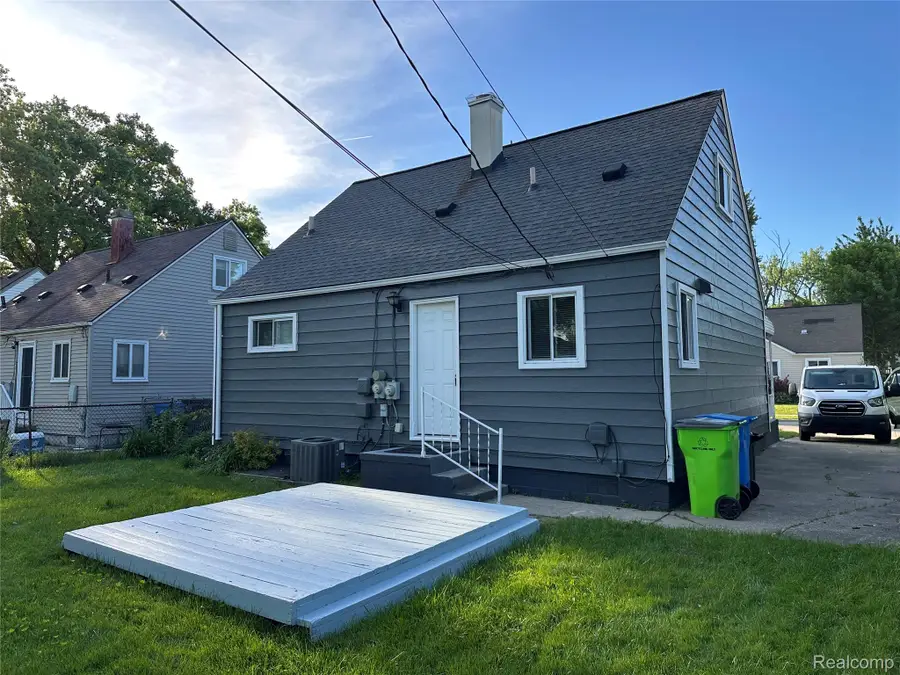 898 E Barrett Avenue, Madison Heights, MI 48071 - #2