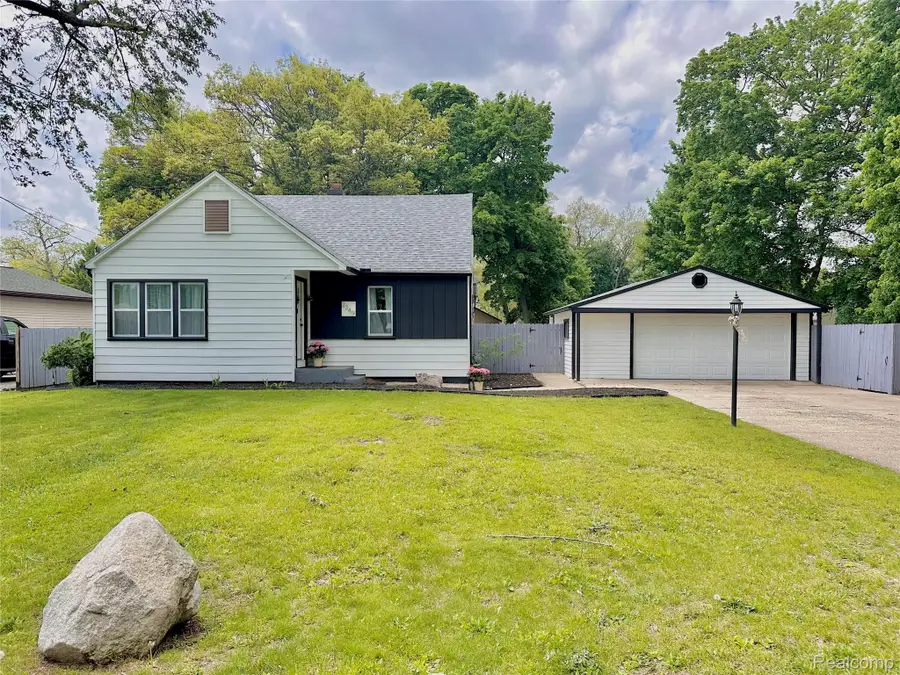 2349 W Ellery Avenue E, Waterford, MI 48327 - #2