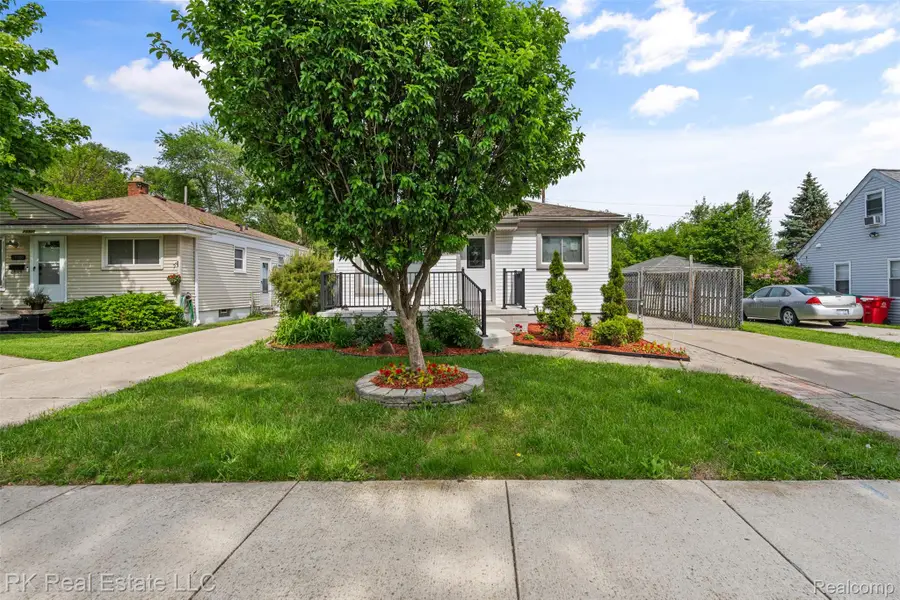 23290 Rosalind Avenue, Eastpointe, MI 48021 - #2