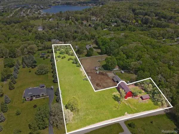 2352 Meadowood Lane, Milford, MI 48380