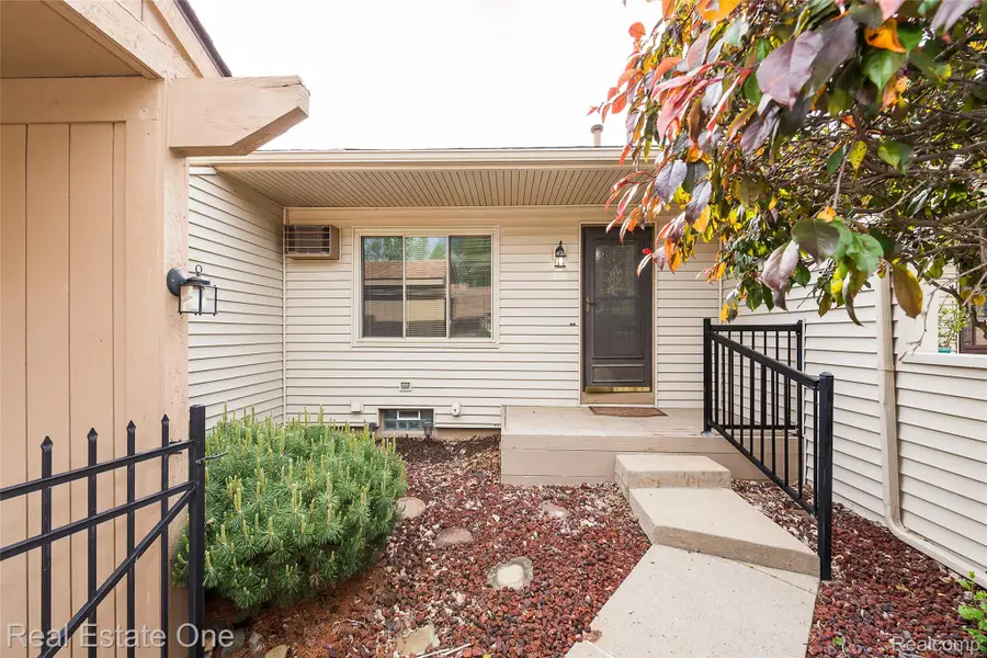 25137 Jefferson Court #4, South Lyon, MI 48178 - #3