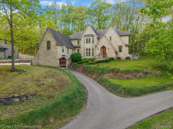 6705 College Park Drive, Clarkston, MI 48346