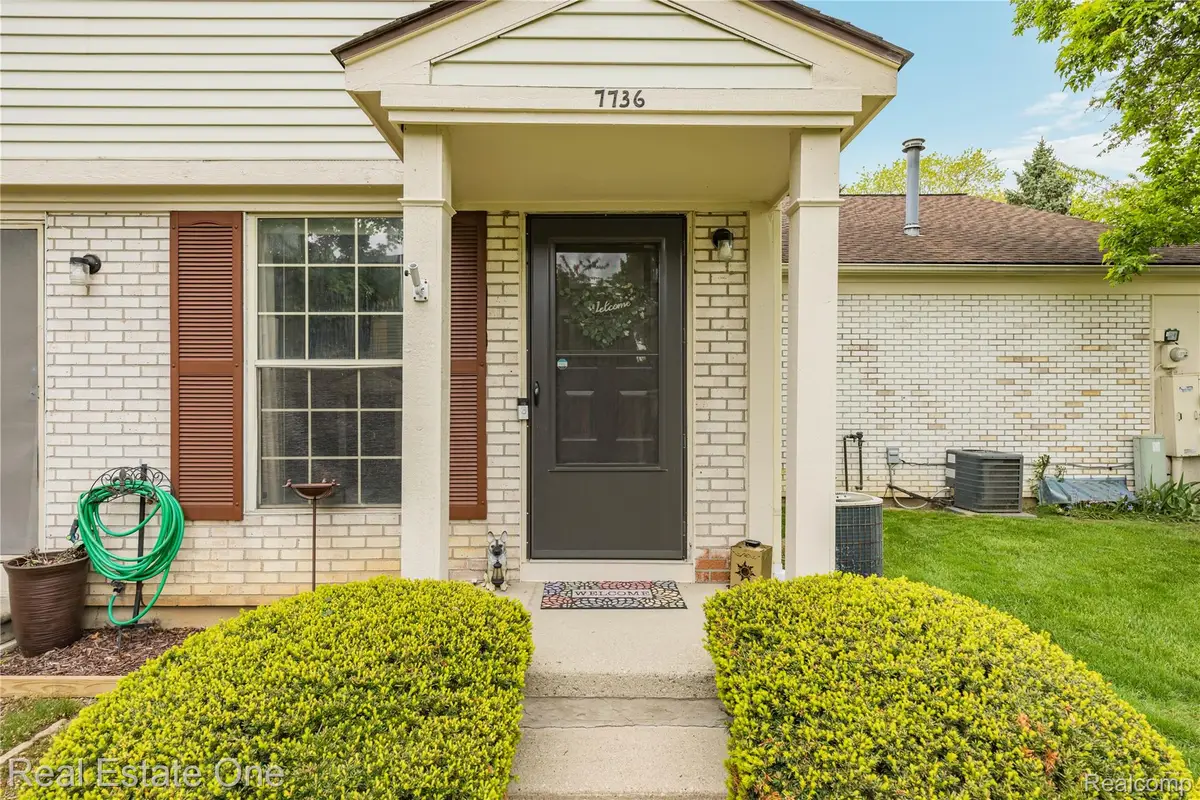 7736 Lake Ridge Drive, Waterford, MI 48327 - #1