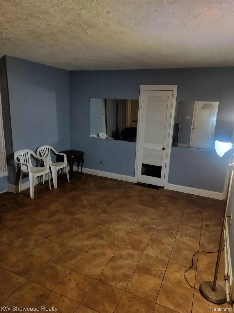 9135 Winthrop Street, Detroit, MI 48228 - #3