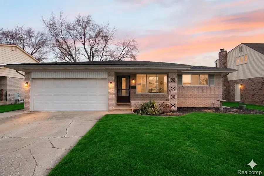 2995 Groves Drive, Sterling Heights, MI 48310 - #3