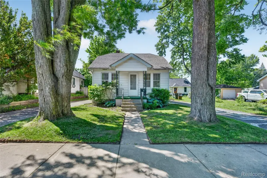 29 W New York Avenue, Pontiac, MI 48340 - #2