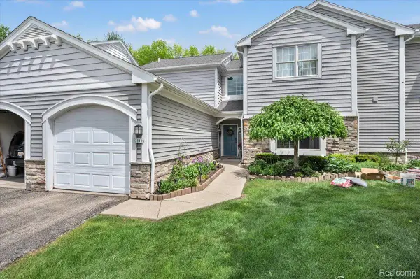 2142 Carriage Hill Circle, Lapeer, MI 48446