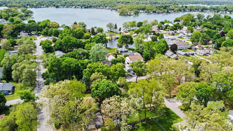 2512 Grandview Boulevard, Waterford, MI 48329 - #3
