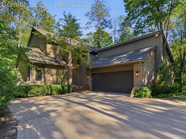 202 Nakomis Trail, LakeOrion, MI 48362