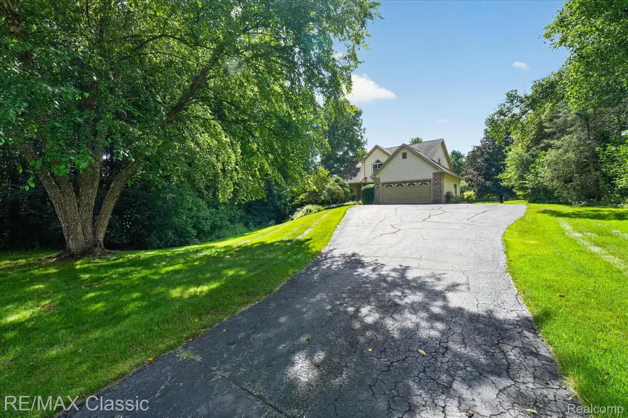 6280 Whispering Meadows Drive, White Lake, MI 48383 - #2