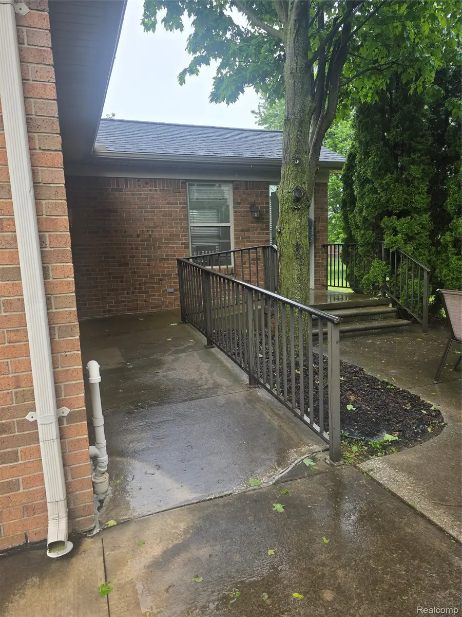 35050 Newport Court, New Baltimore, MI 48047 - #3