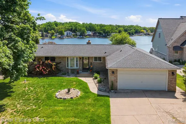 8080 Pine Ranch Drive, Brighton, MI 48114