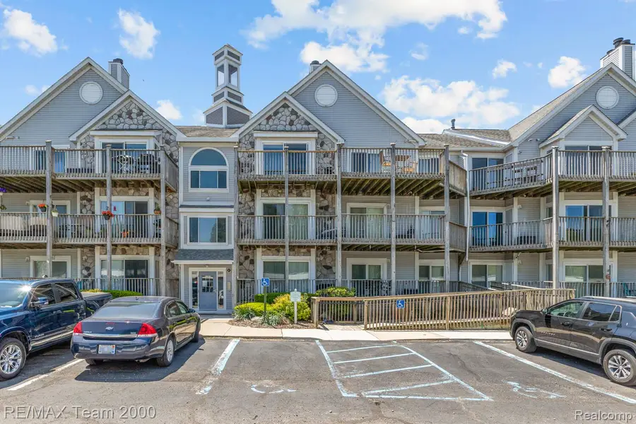 37522 Jefferson Avenue #102, Harrison Township, MI 48045 - #2