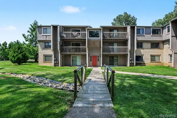 29890 W 12 Mile Rd Road E #907, FarmingtonHills, MI 48334
