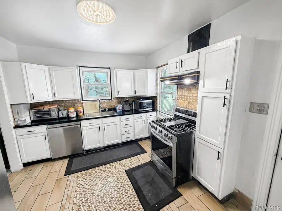 8805 Whitlock Avenue, Dearborn, MI 48126 - #2