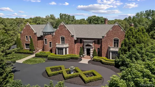 2370 Pond Vallee Drive, Oakland, MI 48363