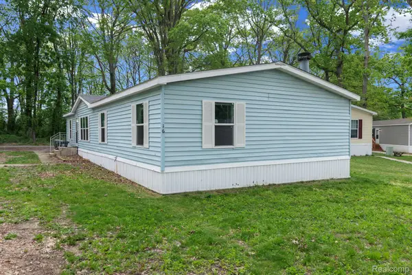 16 Canary Hill Drive, LakeOrion, MI 48359