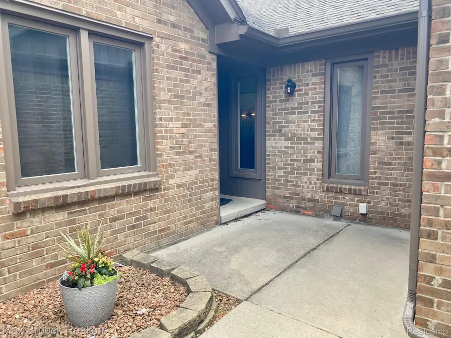 16226 Pine Ridge Drive, Fraser, MI 48026 - #3