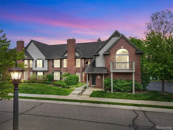 28284 Carlton Way Drive, Novi, MI 48377