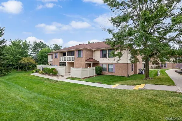 61200 Greenwood Drive, SouthLyon, MI 48178