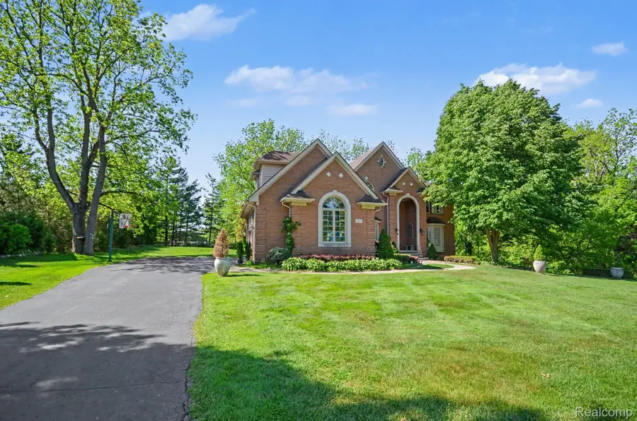 109 W Knorrwood Drive, Rochester, MI 48306 - #3