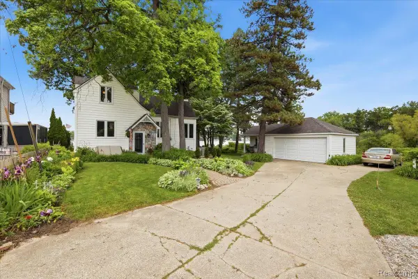 6880 Forestlawn Court, Waterford, MI 48327