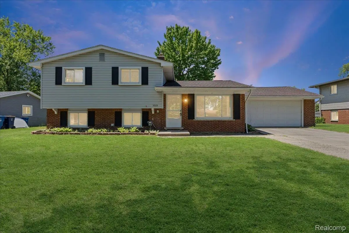 5925 Strathdon Way, Waterford, MI 48327 - #1