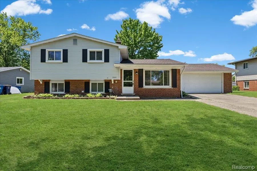 5925 Strathdon Way, Waterford, MI 48327 - #2