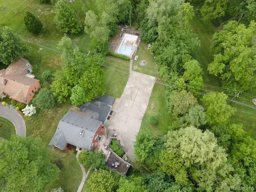 27912 6 Mile Road, Livonia, MI 48152 - #2