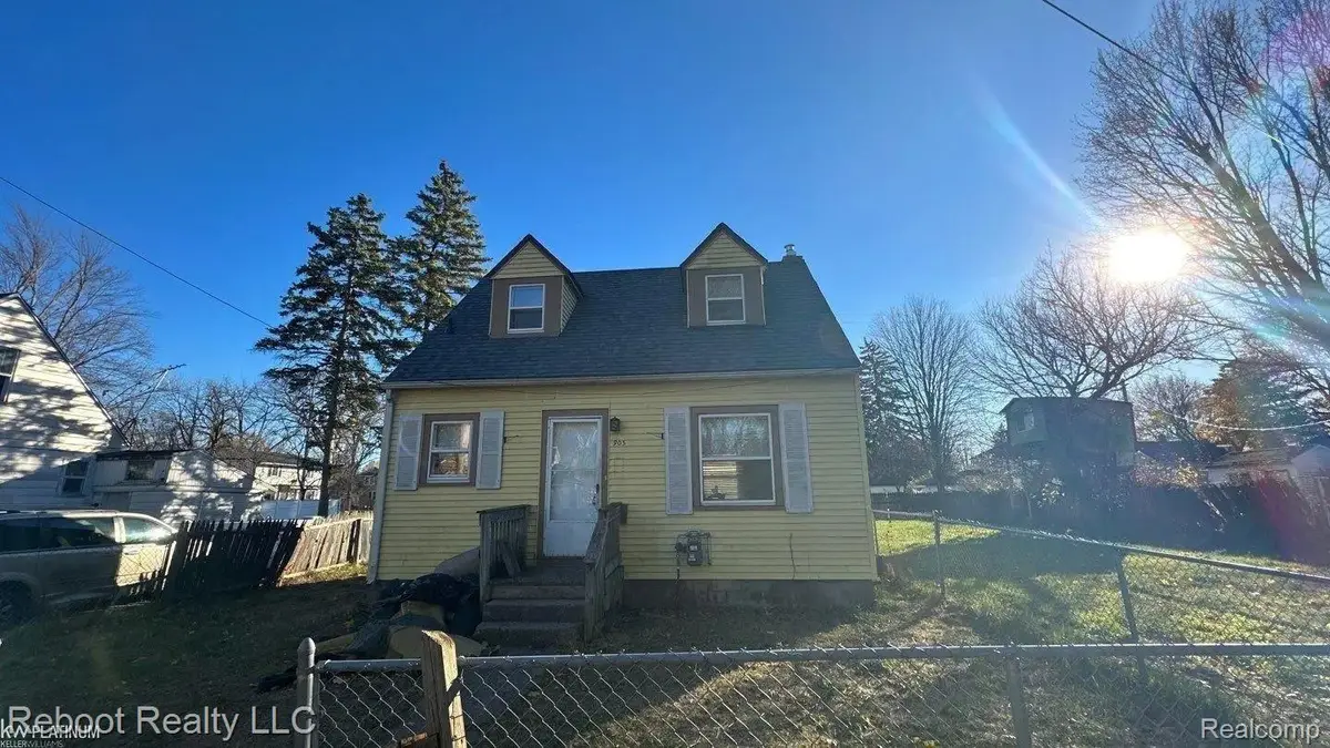905 Pleasant Street, Saginaw, MI 48602 - #1