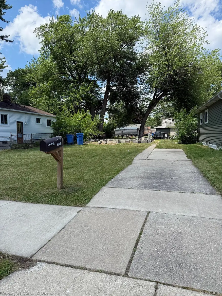 18720 Powers Avenue, Dearborn Heights, MI 48125 - #2