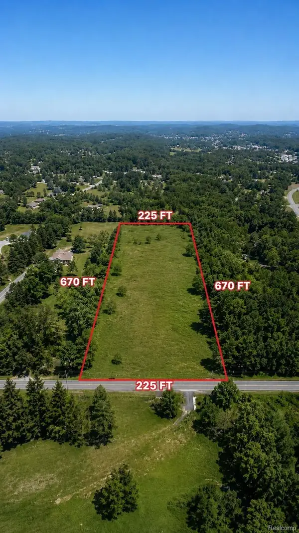 700 W Maple Road, Milford, MI 48381