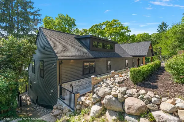 1420 Pettibone Lake Road, Highland, MI 48356