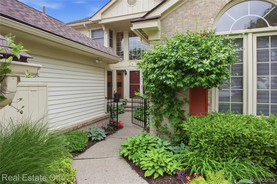6011 Simsbury Court #12, West Bloomfield, MI 48322 - #2
