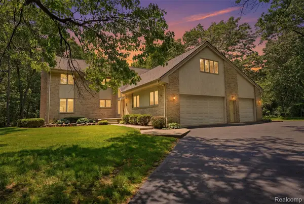 27967 Galien Drive, SouthLyon, MI 48178