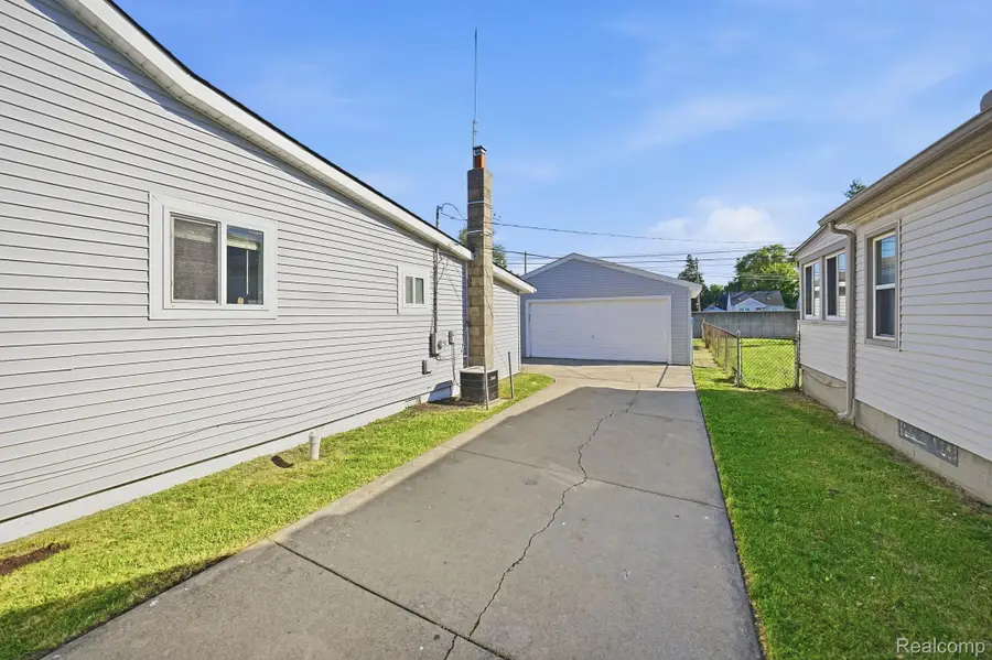 14890 Collinson Avenue, Eastpointe, MI 48021 - #2