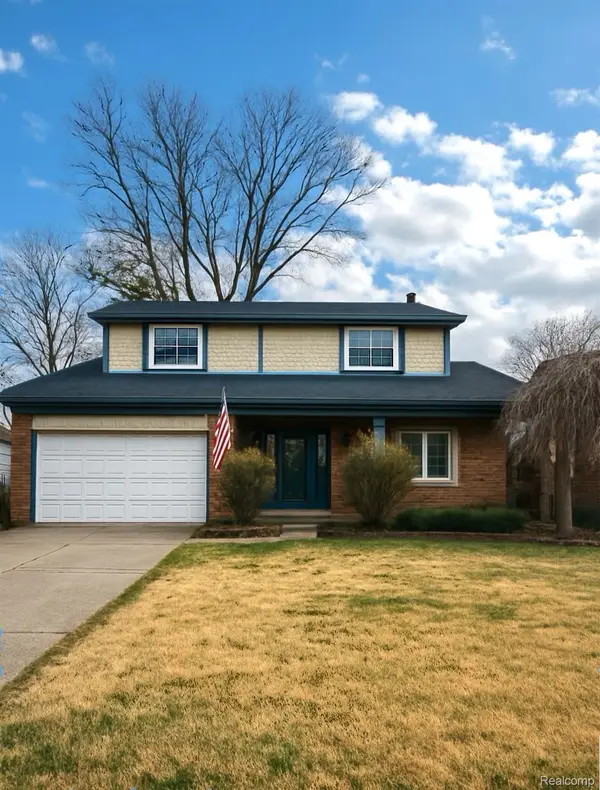18238 Red Oaks Drive, Macomb, MI 48044