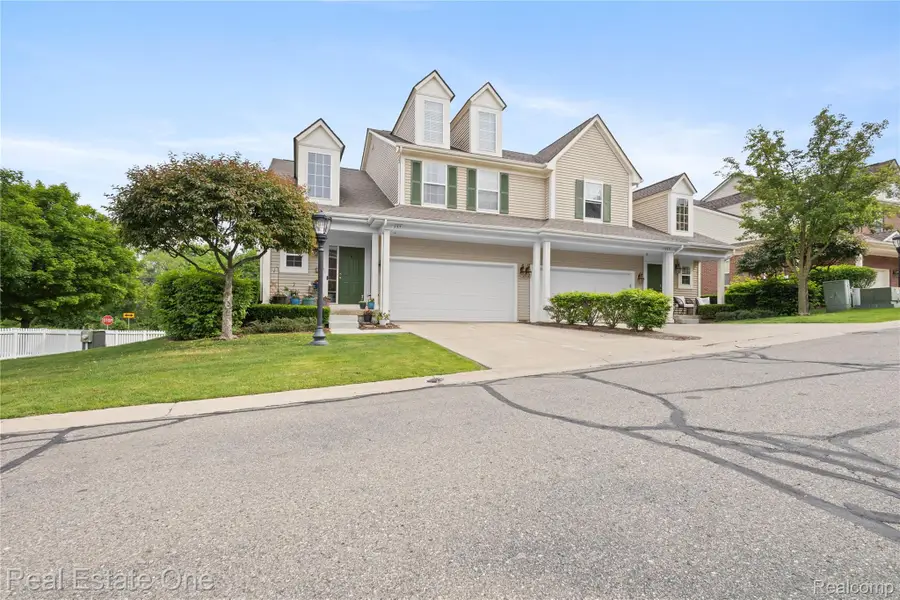 731 E Bluff Court, Rochester Hills, MI 48307 - #3