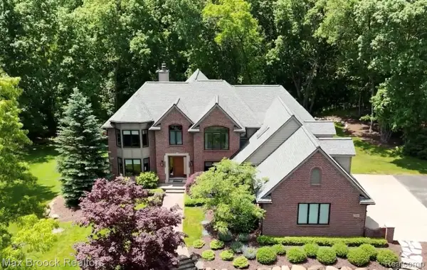 1300 Oak Hollow Drive, Milford, MI 48380
