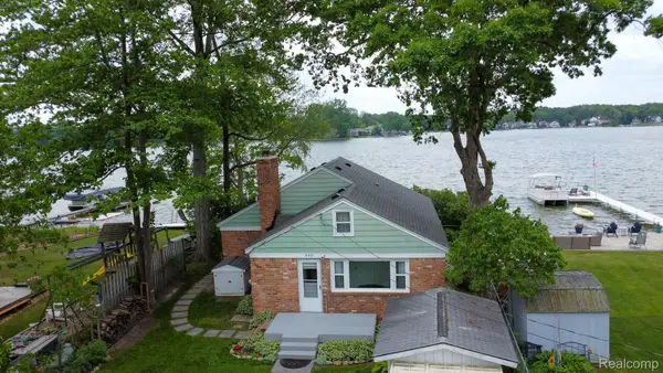 8691 Cooley Lake Road, CommerceTwp, MI 48382