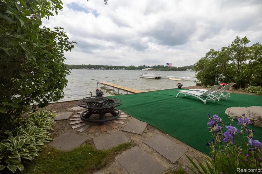 8691 Cooley Lake Road, Commerce Township, MI 48382 - #2