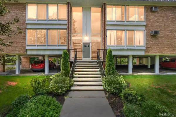 32030 Grand River Avenue #36, Farmington, MI 48336