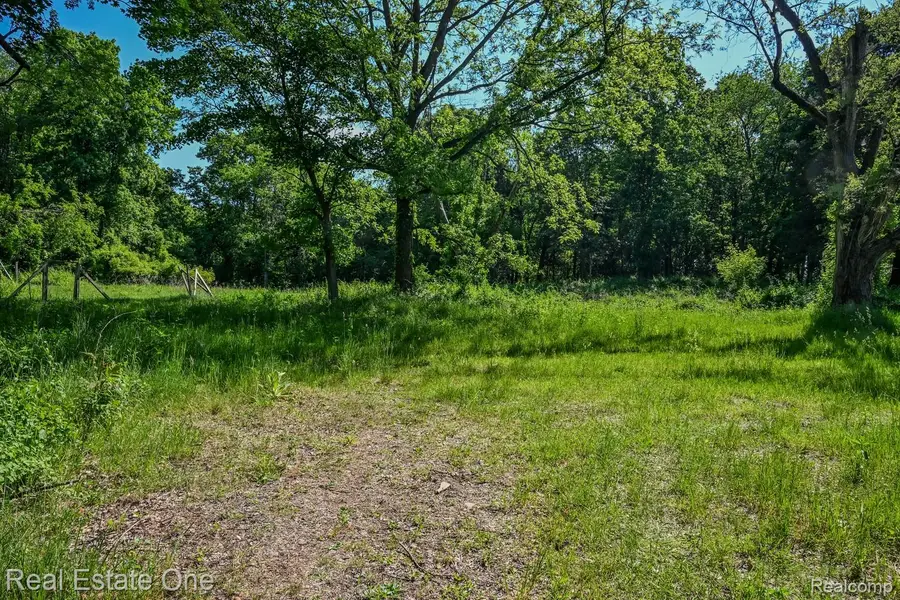 1832 W Commerce Road, Milford, MI 48380 - #2