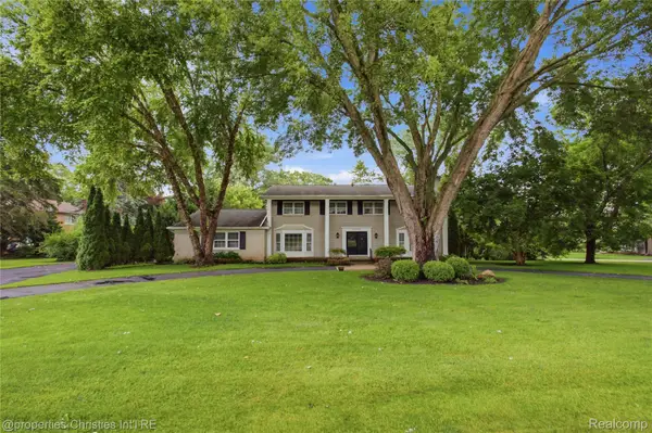 7110 Paterese Drive, BloomfieldHills, MI 48301