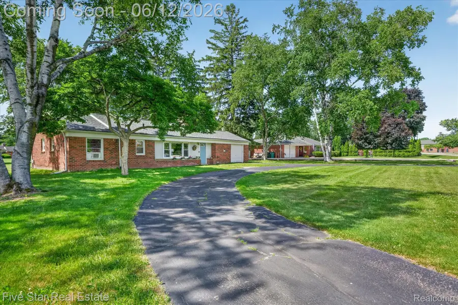 82 E Hurst Drive, Troy, MI 48085 - #2