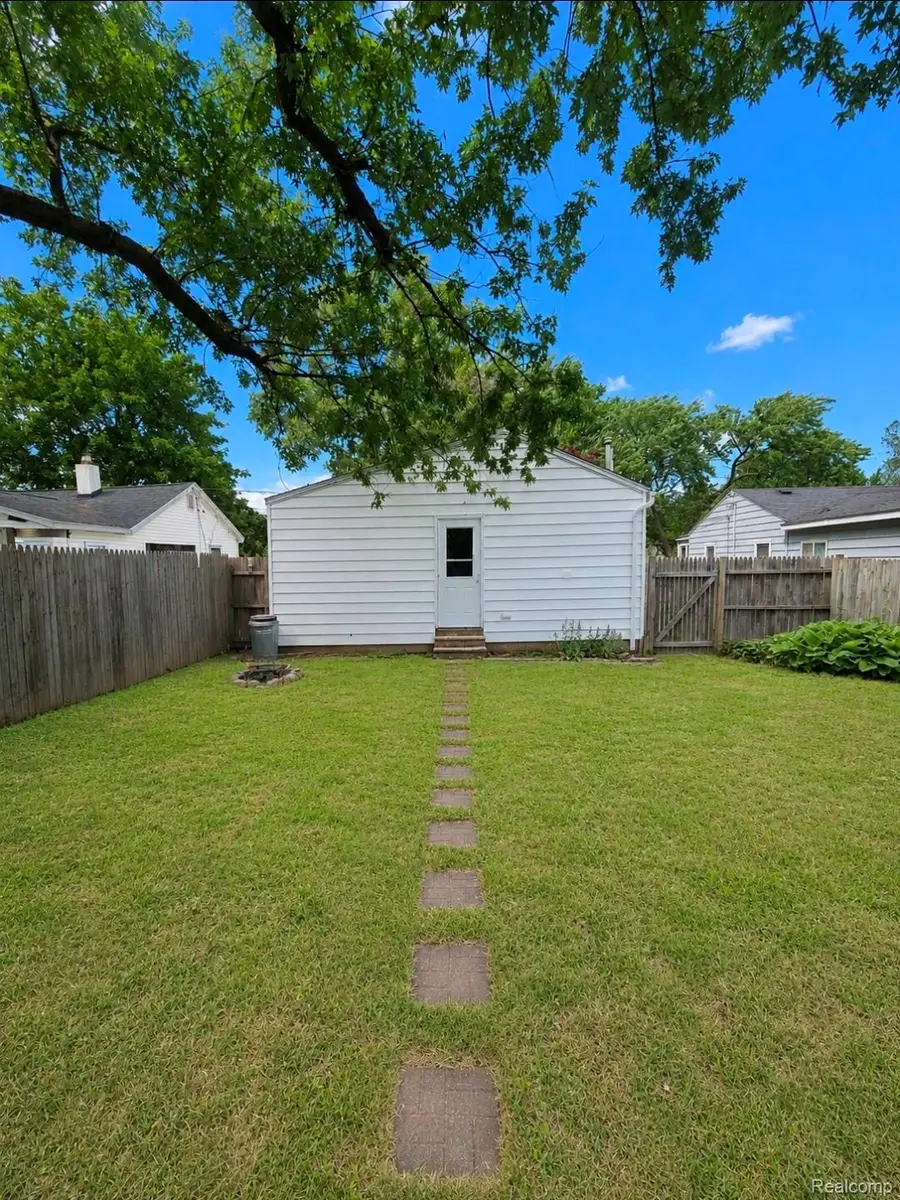 1386 Wells Street, Burton, MI 48529 - #3