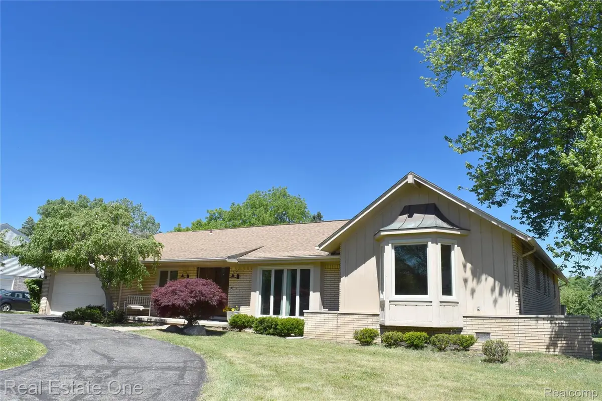 5324 Greenbriar Drive, West Bloomfield, MI 48323 - #1